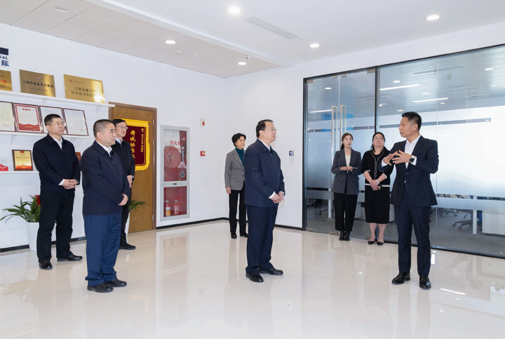 上海市长龚正一行察看AI知名人力资源服务公司K8官网国际的AI赋能人力资源数据动态分析平台
